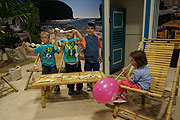 Durch die Betreuung des Kinderlandes am Flughafen München konnten die kleinen Urlauber direkt bei der Veranstaltungsfläche passend zum tropischen Flair Hawaii-Ketten, bunte Buttons und Perlenarmbänder basteln (©Foto: Martin Schmitz)